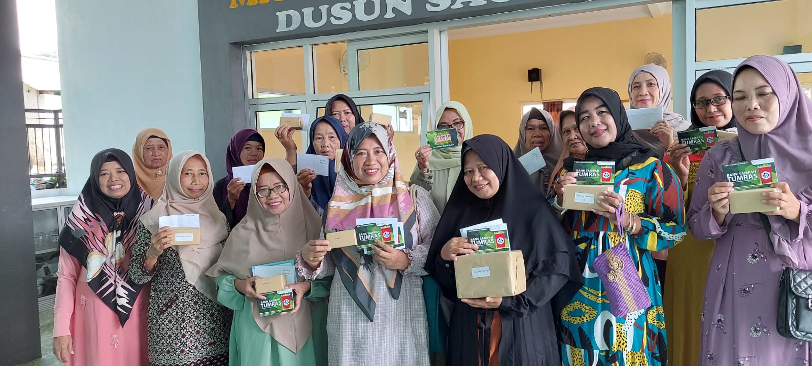 Bank Sampah Tumras Desa Saguling telah membagikan CENGHAR (Cengcelengan Hari Raya) kepada 88 nasabahnya di Bulan Ramadhan
