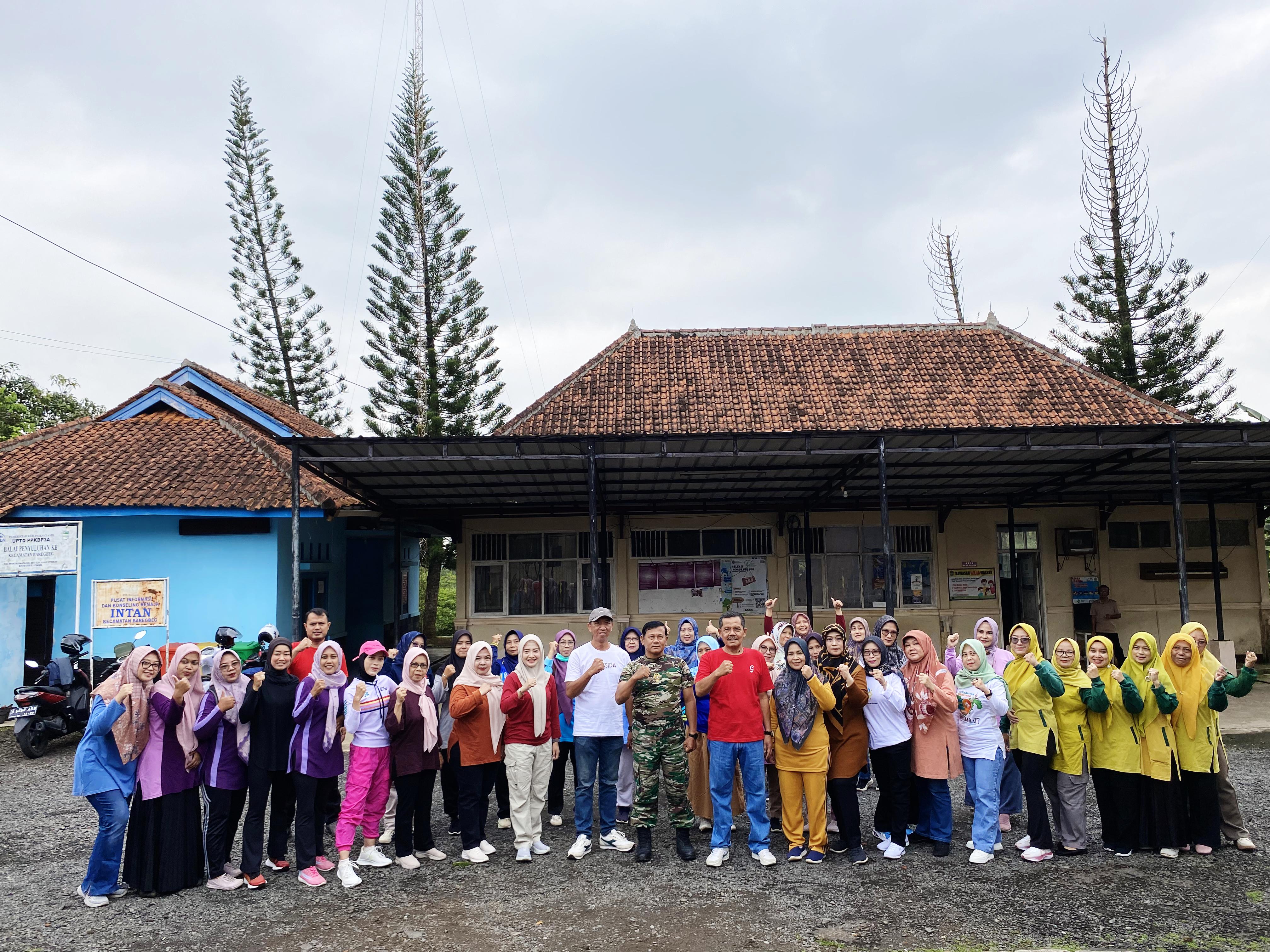 SENAM BERSAMA DALAM RANGKA PERINGATAN HARI OLAHRAGA NASIONAL KE-42 TINGKAT KECAMATAN BAREGBEG