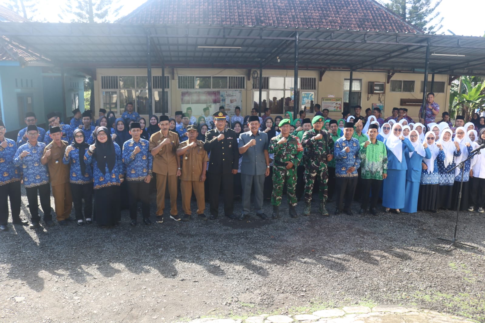 PERANGKAT DESA HADIR DALAM UPACARA PERINGATAN HARI KESAKTIAN PANCASILA KECAMATAN BAREGBEG TAHUN 2025